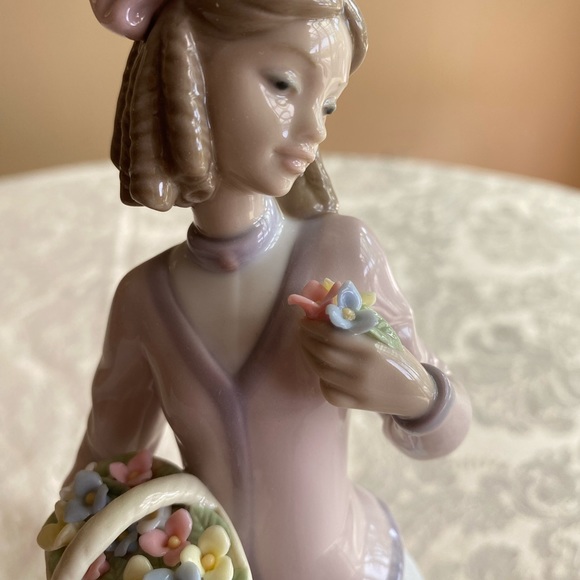 RETIRED 1996 ‘INNOCENCE IN BLOOM LLADRO’ PORCELAIN FIGURINE-Item# 01007644 - Picture 3 of 9